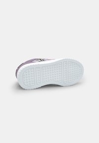 Sneaker viola con una parte superiore testurizzata, suola in gomma bianca e un pattern di trazione. Presenta un accento argento sul lato e un design della punta arrotondata.