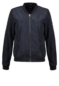 Námořnicky modrá bomber bunda z lehkého materiálu se zipem vpředu, žebrovanými manžetami a páskem na spodním lemu. Má boční kapsy a kapsu na rukávu.