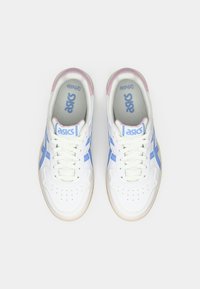 Ζευγάρι λευ κών sneakers Asics με μπλε ρίγες και ροζ λεπτομέρειες, αποτυπωμένα από πάνω σε απλό λευκό φόντο.