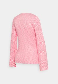 Camisola de malha rosa de mangas compridas com um padrão texturizado, apresentando um decote redondo e uma silhueta ajustada. Variações subtis de cor e textura.
