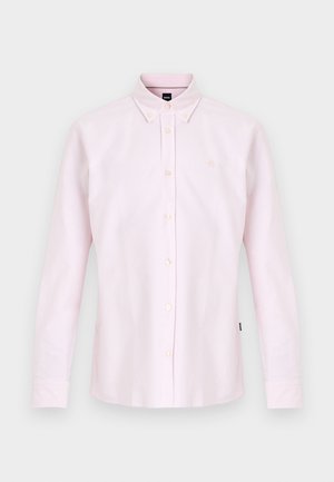 Camisa de manga larga en color rosa claro con cuello puntiagudo, botones frontales y un logo bordado sutil en el pecho. Tejido de algodón suave.