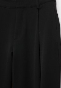 Pantalon noir sur mesure avec une taille haute et un détail de couture centrale, présenté en gros plan sur fond blanc.