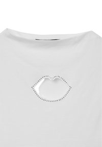 T-shirt bianco in cotone con un'apertura a forma di labbra nella parte posteriore, bordata da piccoli chiodini metallici, che crea un accento testurizzato.