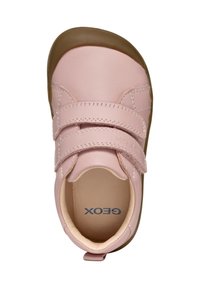Chaussure pour enfant en cuir rose clair avec deux sangles Velcro, bout rond, semelle en caoutchouc marron, texture lisse et détail logo à l'intérieur.