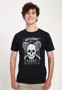 Černé bavlněné tričko s grafikou lebky s překříženými tenisovými raketami a textem "CENTRE COURT RACKET CLUB" v bílém.