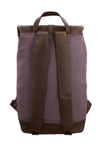 Vue arrière d’un sac à dos en toile marron et violet avec deux bretelles rembourrées et une poignée de transport supérieure.