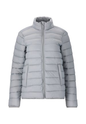 Lys grå dunjakke med horisontalt quiltet design, høj krave, lynlås lukning og sidelommer. Glat tekstur og varmt materiale.