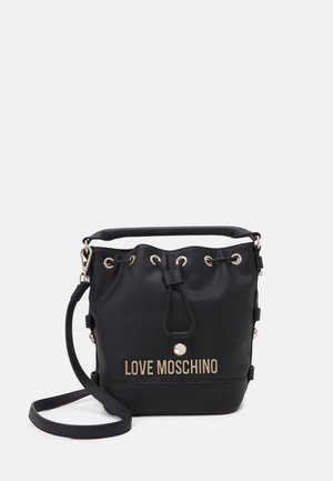 Sac seau noir Moschino avec fermeture à cordon, œillets dorés et longue bandoulière réglable.
