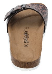 Braune Sandale mit Leopardenprint und breitem Riemen, schwarzer Schnalle, Korkfußbett und weißer Gummisohle. Markenlogo innen sichtbar.