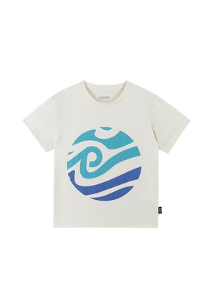 T-shirt bianca a maniche corte con scollo rotondo caratterizzata da un grande motivo circolare a spirale e onde blu sul davanti.