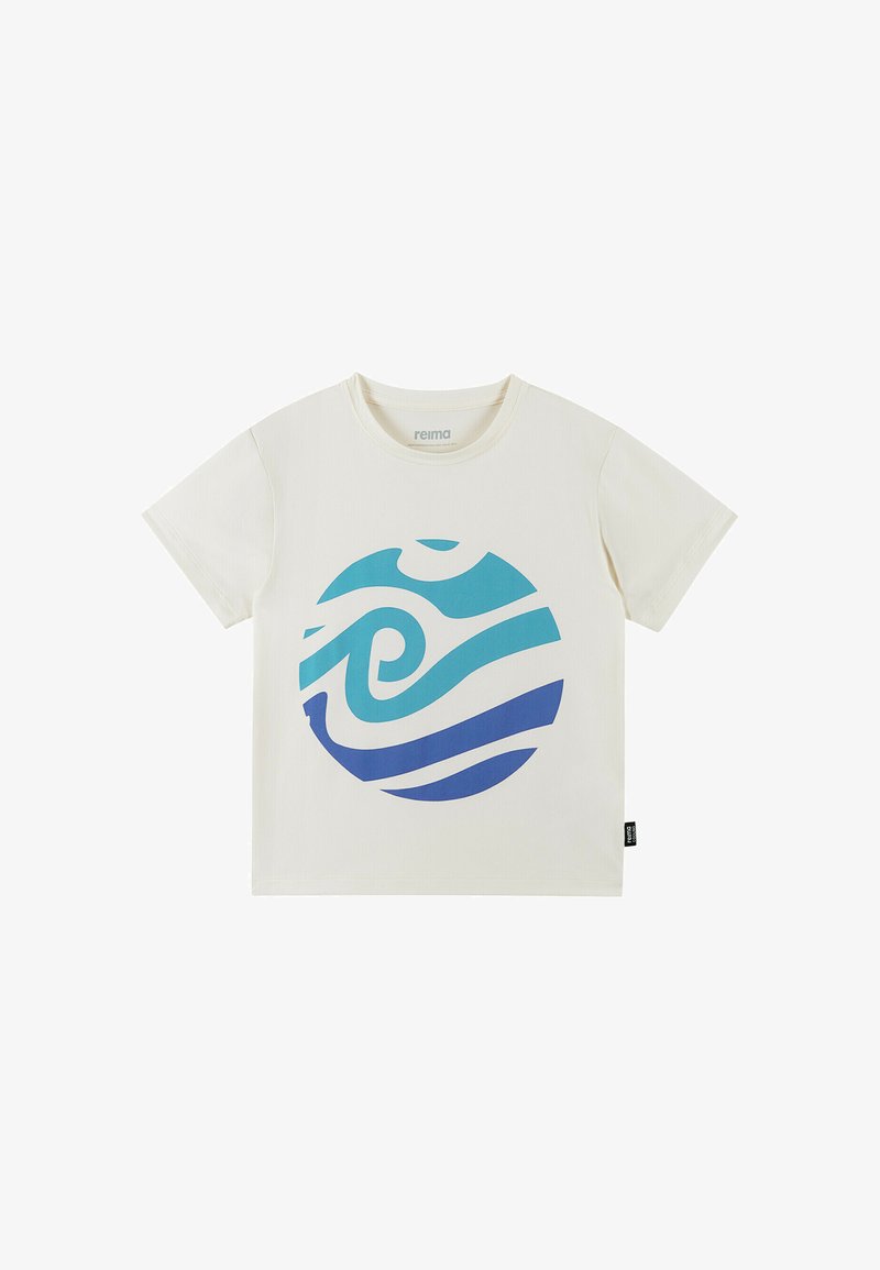 T-shirt blanc à manches courtes avec un col rond présentant un grand motif circulaire bleu en spirale et vagues sur le devant.