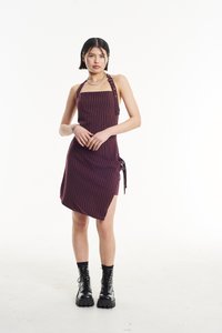 Rochie burgundă cu dungi, cu tiv asimetric, bretele ajustabile cu nasturi și legare laterală. Purtați-o cu bocanci de luptă negri, cu șiret.