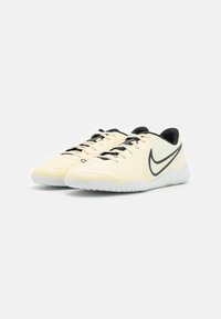 Nike Performance TIEMPO LEGEND 10 CLUB - Indoor football boots - lemonade/black/metallic gold coin