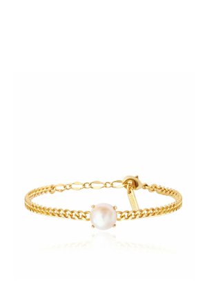 Bracelet chaîne en or avec un seul centre perle ronde blanche et fermoir ajustable sur fond blanc.