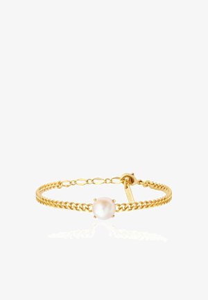 Bracelet chaîne en or avec un seul centre perle ronde blanche et fermoir ajustable sur fond blanc.