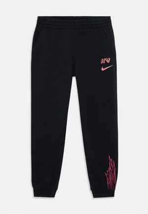 Černé tepláky s ribbovaným pasem, bočními kapsami, růžovým logem Nike a grafickým akcentem plamenů na levé nohavici. Vyrobené z měkké tkaniny.