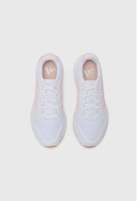 Chaussures de sport blanches avec des accents de rayures roses, tige en mesh et semelle en caoutchouc. Comprend des lacets, une languette rembourrée et un logo sur la semelle intérieure.