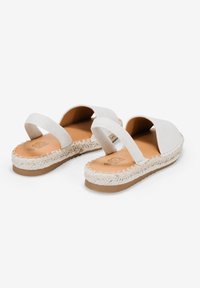 Sandali espadrillas bianchi con due ampie cinghie in tessuto, soletta intermedia in juta intrecciata e suola piatta in gomma. Texture liscia simile alla pelle sulle cinghie.