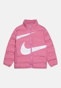 Giacca imbottita rosa con colletto alto e zip frontale a tutta lunghezza. Presenta un grande logo Nike bianco sul davanti. Tessuto trapuntato.