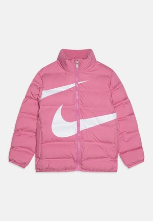 Doudoune rose avec un col montant et une fermeture éclair sur le devant. Présente un grand logo Nike en swoosh blanc sur le devant. Texture matelassée.