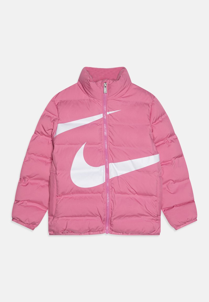 Roosa puffjakker, millel on kõrge krae ja täispikk lukustus. Esiküljel on suur valge Nike swooshi disain. Kangas on quiltitud tekstuuriga.