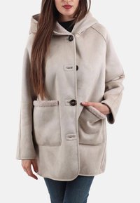 Cappotto beige con cappuccio, chiusura a bottoni, ampie tasche frontali foderate in materiale morbido e vestibilità rilassata. Tessuto liscio con design classico.