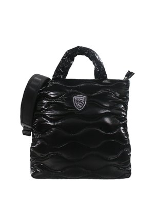 Zwarte glanzende gewatteerde tote tas met korte handvatten, een afneembare schouderriem en een klein geborduurd logo aan de voorkant.