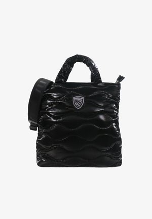Sac tote noir matelassé brillant avec poignées courtes, bandoulière amovible et petit logo brodé sur le devant.
