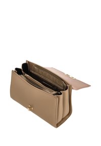 Beige leren handtas met twee compartimenten met rits en een magnetische flapsluiting. Voorzien van gouden accenten en een gladde textuur.