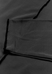 Zwarte stof met een gladde textuur en een lichte glans, met schone randen en zonder zichtbare patronen of hardwaredetails.