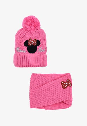 Roze gebreide muts met een pompon, met een zwarte Mickey Mouse-gezicht en een glinsterende rode strik. Gebreide hoofdband met vergelijkbare strikdetails.