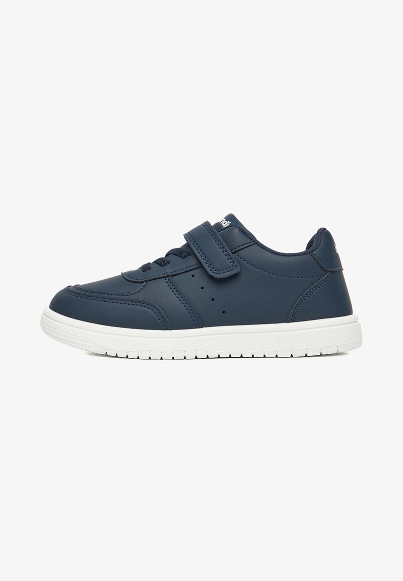 Zapatilla azul marino con suela blanca, cierre de velcro y cordones, vista lateral sobre fondo blanco.