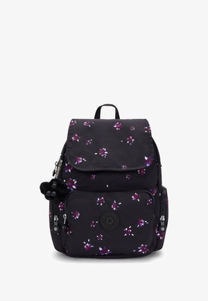 Mochila de tela negra con un diseño floral en púrpura y blanco. Cuenta con una solapa, bolsillos laterales y un tirador de cremallera en forma de mono de peluche.