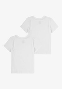 Witte katoenen T-shirts, korte mouwen, ronde hals, met een eenvoudige uitstraling zonder patronen of logo's aan de achterkant. Twee shirts tentoongesteld.