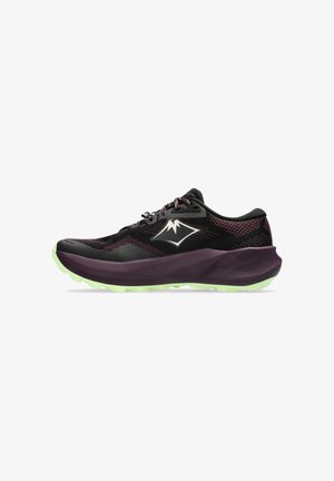 Chaussure de course noire et violet foncé avec un logo montagne blanc sur le côté et une semelle vert clair, vue de l'extérieur.