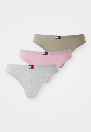 Drei Paar Damenstring-Unterwäsche in Grau, Pink und Olivgrün, mit elastischen Taillenbändern und einem Logopatch vorne.