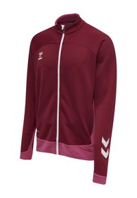 Bordowa sportowa kurtka na zamek z różowym wykończeniem, białym zamkiem błyskawicznym, białymi logo szewron na rękawie i małym logo na piersi.