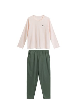 Jasnoróżowa bluzka z długim rękawem z małym zielonym wzorem liścia, w połączeniu z zielonymi spodniami na gumce w talii z bocznymi kieszeniami.