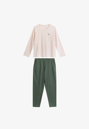 Jasnoróżowa bluzka z długim rękawem z małym zielonym wzorem liścia, w połączeniu z zielonymi spodniami na gumce w talii z bocznymi kieszeniami.