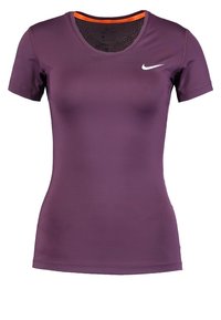 Camiseta deportiva de manga corta en color púrpura, hecha de material que absorbe la humedad, con cuello redondo, paneles de malla en el cuello y detalle de logotipo blanco.