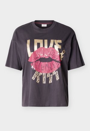 Ciemnoszary T-shirt z grafiką dużych różowych ust i wyraźnym napisem "LOVE & KISS" w beżowych i lamparcich literach.