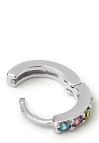 Boucle d'oreille en argent avec une finition polie. Présente trois pierres précieuses colorées : bleue, rose et jaune, disposées en ligne le long d'un bord.