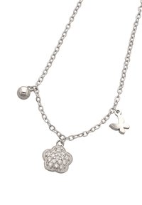 Collana in argento con ciondolo a forma di fiore decorato con piccoli cristalli trasparenti, un charm a forma di sfera e un charm a forma di farfalla.