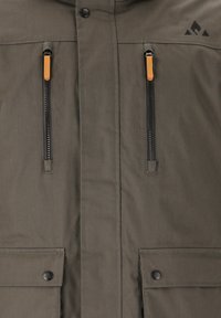 Giacca invernale grigio scuro con una texture liscia. Presenta due tasche sul petto con zip, bottoni a pressione e un logo in alto a destra.