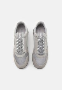 Sneakers grigi con un mix di materiali scamosciati e in rete, progettati con una forma snella, punta rotonda e dettagli bianchi a contrasto.
