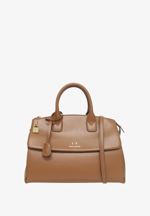 Borsa in pelle marrone con doppi manici superiori, tracolla rimovibile, chiusura con zip, hardware dorato, logo in rilievo e lucchetto attaccato.