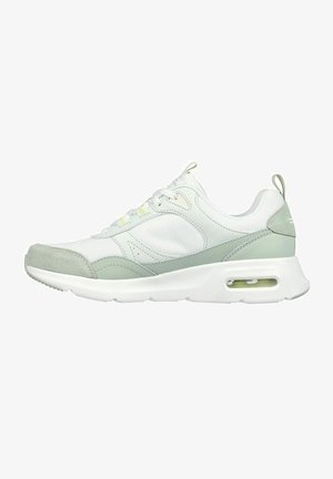 Zapatilla deportiva blanca y verde claro, con materiales de malla y ante, puntera redondeada, diseño con cordones, amortiguación de aire visible y acentos texturizados.