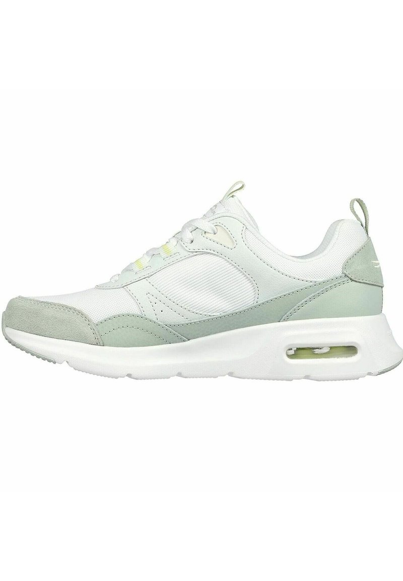 Zapatilla deportiva blanca y verde claro, con materiales de malla y ante, puntera redondeada, diseño con cordones, amortiguación de aire visible y acentos texturizados.