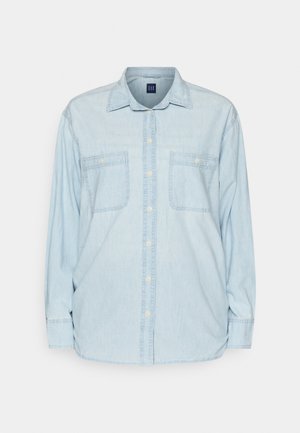Svetlo modra jeans srajca z dolgimi rokavi, spredaj na gumb in z dvema žepoma na prsih. Mehak material in sproščen dizajn po celotni srajci.