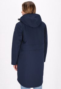 Navyblauwe waterdichte jas met een capuchon, lange mouwen en een getailleerde taille. Glad textuur en minimalistisch ontwerp zonder zichtbare sluitingen.